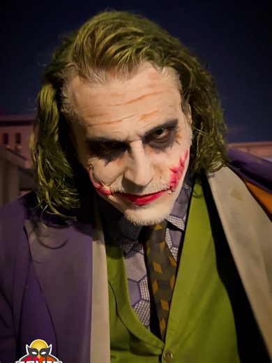 Joker cosplay inspired by Heath Ledger’s unforgettable performance in The Dark Knight. filmed at MCM London Comic Con 2025 by Comic Con News. Cosplayer : @Skull & Swords Creations video : @Murat Can Kuscu @MCM Comic Con #joker #batman #dccomics #cosplay #comicconnews