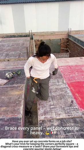 Installing Concrete Formwork – Setting Up Panels for a Column Pour 🏗️🧱