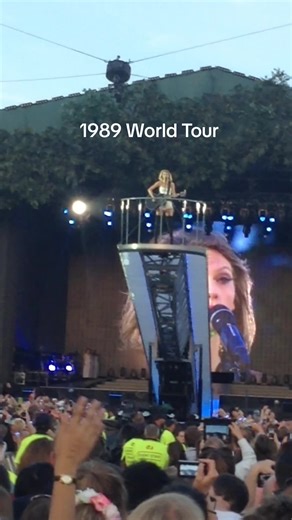 Experiencing Taylor Swift's 1989 World Tour Live