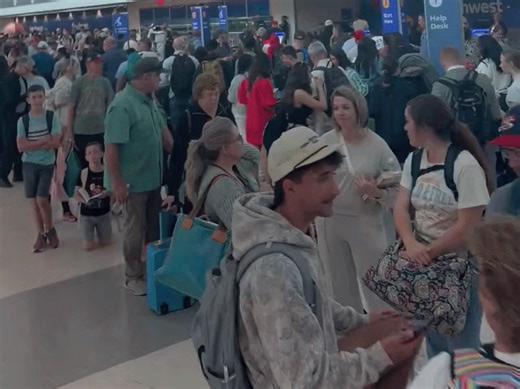 Government Shutdown Causes Hours-Long Lines at US Airports