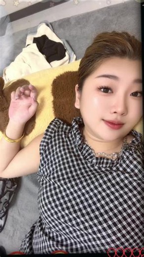 难走的路走了一路又一路 难听的话听了一遍又一遍 无心博弈 选择平静接受.