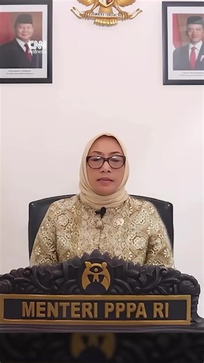 Menteri Pemberdayaan Perempuan dan Perlindungan Anak (PPPA) Arifah Fauzi meminta maaf atas pernyataan kontroversial yakni mengusulkan gerbong wanita di KRL dipindah ke tengah.