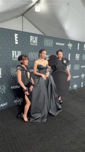 🔗: https://voguemagazine.visitlink.me/9SK2xS The ladies of Huntrix have arrived at the 2026 #CriticsChoiceAwards. See more red carpet moments here: | Vogue