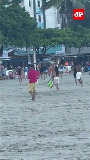 Suspeito é perseguido por banhistas após ataque com faca em BC #shorts