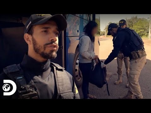 Mujer es detenida por trasladar droga oculta en su mochila | Operación Frontera Brasil | Discovery