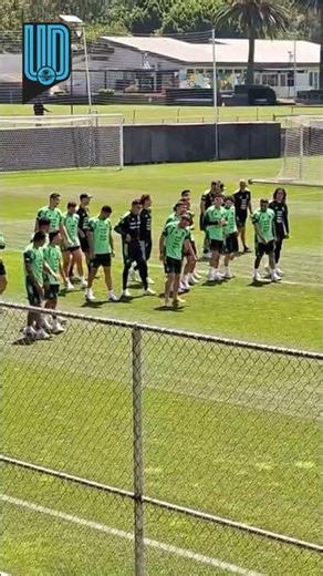 Santi Giménez se burla de Alexis Vega 😂😜 🗣️ "Graben al Saantiiii"