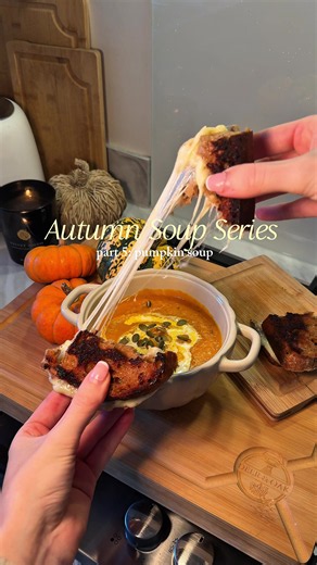 SOUP SEASON 🎃🍂🥣 Episode 5: Roasted Pumpkin, Garlic & Thyme Soup 🧄🌿 The ultimate cosy autumn soup! Thick, creamy and packed with flavour from roasted pumpkin, garlic and fresh thyme. Finished with a swirl of cream and a crispy cheese toastie 🤎 SAVE this one for your next cosy night in! 🫶🏼 Ingredients (serves 4) For the soup: - 1.2–1.5kg pumpkin (whole weight before peeling and deseeding) - 1 large onion - 1 whole bulb of garlic - 4–5 sprigs fresh thyme - 2 tbsp olive oil - 1 tsp smoked pa
