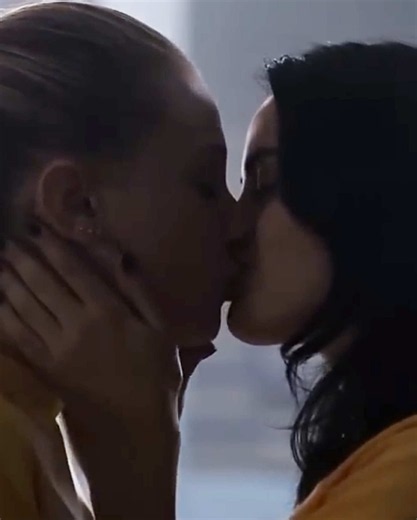 Betty and Veronica’s first kiss on Riverdale #riverdale #kiss #sexy😍🤤😍 #viral_videos #foryoupage❤️❤️