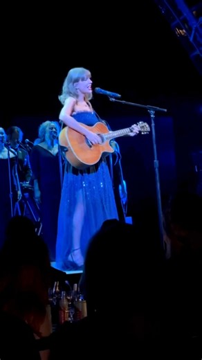 Taylor Swift performs "Blank Space" live at the #academymuseumgala 🩵💙 #taylorswift #taylornation