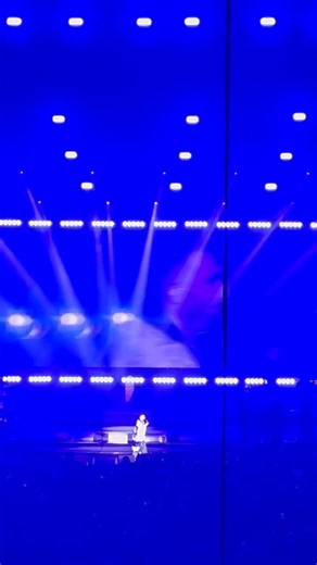 "I want to say thank you very much...Shabbat Shalom!"Omer Adam ended his Los Angeles concert last night by wishing his sold out crowd a good Shabbos and playing a Kiddush song. 💙 https://t.co/hvZANuMZ3W https://t.co/KmJ0ncizJA