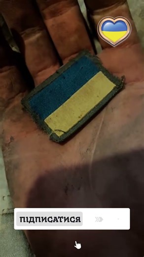 Наш прапор в руці захисника, який боронить нашу країну.