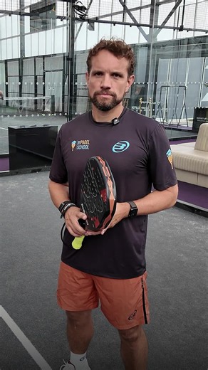Still slicing everything on your backhand? 🎾 If you’ve come from tennis, slice can feel like the natural option. But in padel, learning to play flat is important especially when you want to play shots like the Chiquita. A few key points to focus on: ➡️ Start in a continental grip ➡️ Use your left hand to take the racket back ➡️ Move your feet to create the right distance ➡️ Contact the ball slightly in front of your right hip ➡️ Keep the arm relaxed with a slight bend The goal is a simple, repe