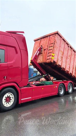Why Contractors Love Hooklift Trailers💪