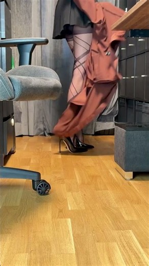 office style / high heels and nylon pantyhose