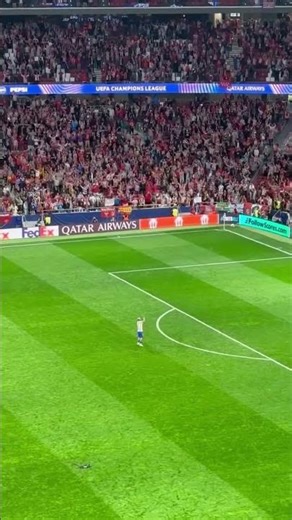 A special moment shared between club legend Antoine Griezmann and the Atletico fans ❤️🤍