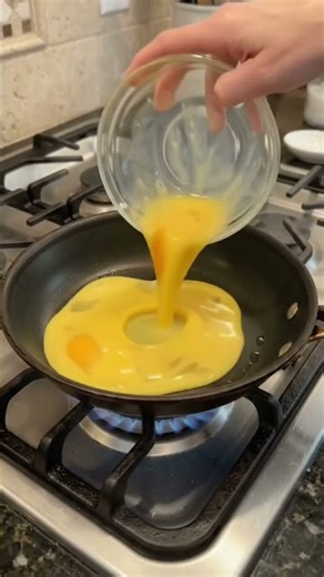 How to Make Scrambled Eggs | DIY #scrambledeggs #cooking #diy #egg