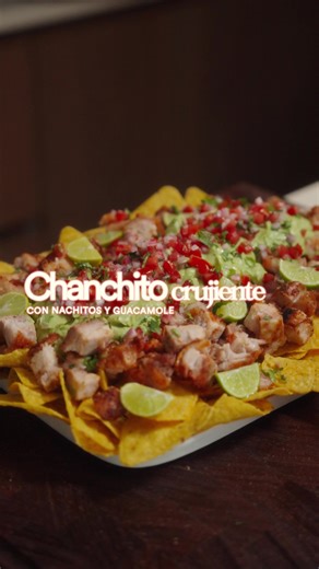 Chanchito Crujiente de Fin de Año \t•\tPanceta de cerdo con piel, sin hueso – 2 kg \t•\tSal – 2 cdta \t•\tPimienta molida – 1 cdta \t•\tAjo en polvo – 1 cdta \t•\tComino – 1/4 cdta \t•\tAjí panca (pasta) – 1 Cda \t•\tAceite – 1 Cda \t•\tPalta madura – 3 \t•\tJugo de limón – 1½–2 Cda \t•\tSal – 1 cdta (ajustar) \t•\tTomate – 3 (en cubitos) \t•\tCebolla – 1 (en brunoise) \t•\tJugo de limón – 1–2 Cda \t•\tSal – 1 cdta (ajustar) \t•\tCilantro – 1–2 Cda picado (opcional) \t•\tNachos – 3 bolsas #AñoNu