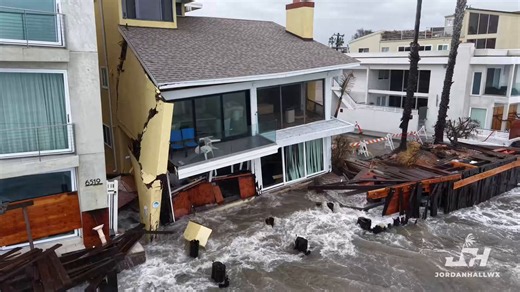 🇺🇸 Holy hell, look at the destruction in Long Beach, California 🤯Massive waves are smashing into beachfront homes, ripping apart decks and leaving parts of the buildings dangerously exposed.Some of these houses look one wave away from collapsing into the ocean!Writer: Sol