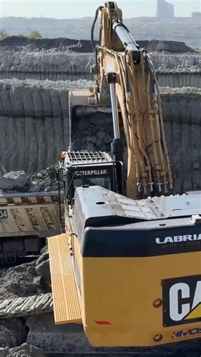 🚜 Caterpillar 365C - Deep Dig, Clean Load 💥 Description: Strong hydraulic power. Smooth swing. Clean, full bucket every cycle. No wasted movement - just pure digging and precise loading performance. 🔥 #fblifestyle #ExcavatorLife #HeavyEquipment | Earthmover Legends