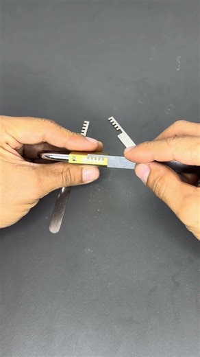 How to open a padlock with the professional locksmith tool the comb educational theme 😱🔥 #shorts