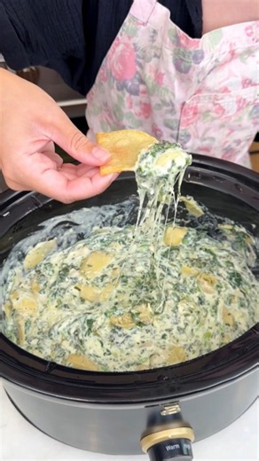 This Easy Crockpot Spinach Artichoke Dip Is The Perfect Party Appetizer