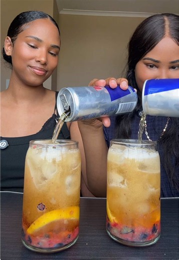 Redbull spritzer 🍹🍓🫐! If you try this add some syrup! #drink #summer #redbull #mocktail
