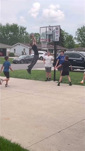 Out of bounds alley oop to Rowen!