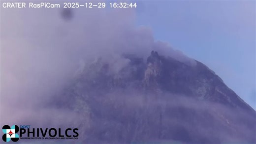 ROCKFALL SHED SA MAYON VOLCANO Nagkaroon ng rockfall shed mula sa summit lava dome ng Mayon Volcano, ngayong Lunes, Dec. 29, 4:33 PM. Nanatiling nakataas ang Alert Level 1 sa Mayon Volcano. 📸: Phivolcs