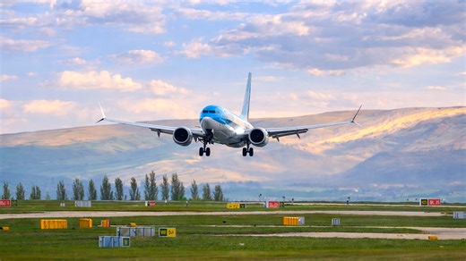 Pilot aborts landing at the last second