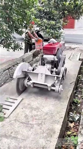 Saw and Retreat: The Tractor-Mounted Blade That Reads the Road