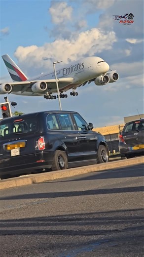 The Masterpiece in frame!😳 Emirates Airbus A380🇦🇪✈️👑 #emirates #airbusa380 #heathrowairport #shorts