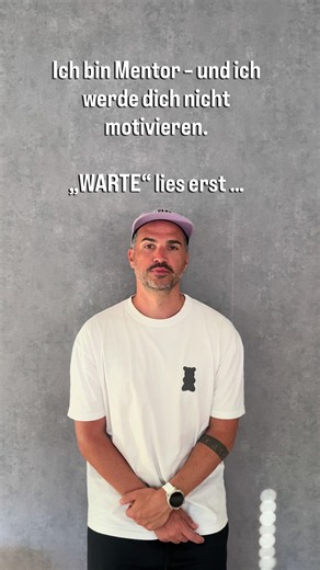 Motivation fühlt sich gut an. Du hörst etwas Starkes, bist voller Energie und denkst: Jetzt ändere ich alles. Drei Tage später ist dein Alltag wieder da. Genau deshalb interessiert mich Motivation immer weniger. Mich interessiert: Was machst du am Dienstagabend, wenn du müde bist? Was machst du beim nächsten Konflikt? Setzt du die Grenze wirklich? Führst du das Gespräch? Triffst du die Entscheidung? Veränderung zeigt sich nicht daran, wie motiviert du dich nach einem Gespräch fühlst. Sondern dar