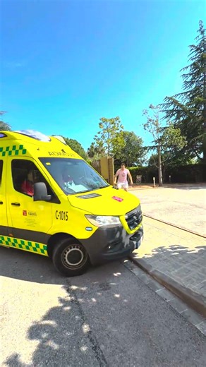 LLEGA LA AMBULANCIA POR ARTA...