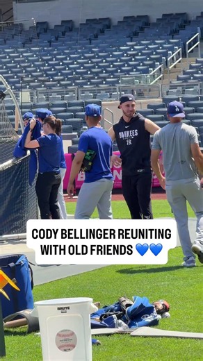 Cody Bellinger reunited with the Dodgers ahead of tonight’s game 🔥