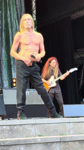 ⚡🔥 Iggy Pop – in the Red Hot Chili Peppers orbit – chest out, body taut, still impossible to mute