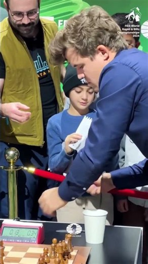 Magnus Carlsen and Fabiano Caruana signs autographs right after the game