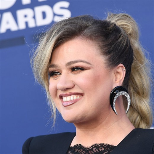 Kelly Clarkson and a local business are beefing on social media over a $15k bird