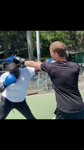 Diamond Burly teaches us the jab 52 blocks style. #52blocks #boxing #shorts