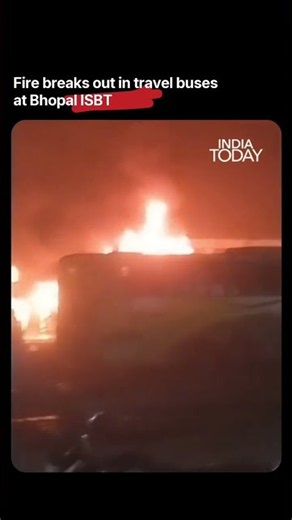 Viral Video: Fire Breaks Out At Bhopal ISBT, Spreads To Six Parked Buses #shorts #viral #firenews