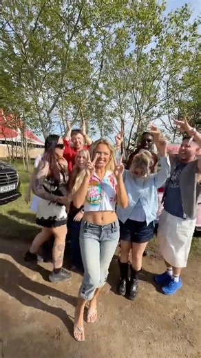 zara larsson showing us how lush life is done 💅🩵