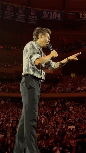 Harry Styles TRIES To STIR UP DRAMA Between Fans (MSG Night 26)