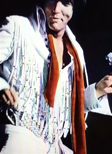 Elvis live on stage in las Vegas 1970.....