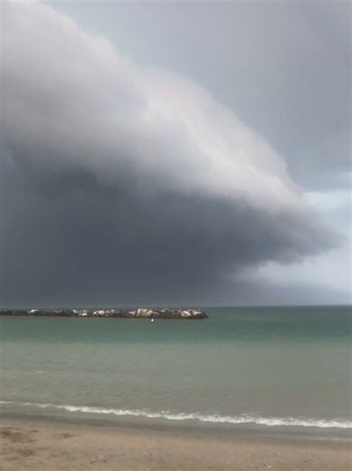Downburst in Viserba di Rimini - Italy 15/07/2026 h.08.00 P.M. #downburst #storm #viserbabeach #meteorology @youmeteo.com @EmiliaRomagnaMeteo.com @meteoscienza