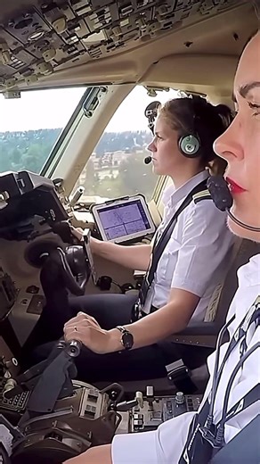 Piloting a Boeing 757 | Cockpit Landing (Listen: 50…40…30…20…10)