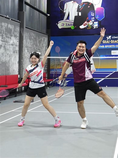 Level Up Trend: Hứng Quả Cầu Lông bằng Balo - Bum sa cà la cà bum!!! #badminton #vnb #shorts #short @siphuongvnb @quynhgiang.vnb