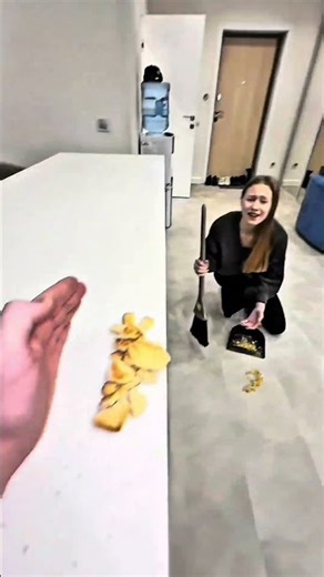 He threw this caterpillar Velcro at her so cool!Cat mode❤️