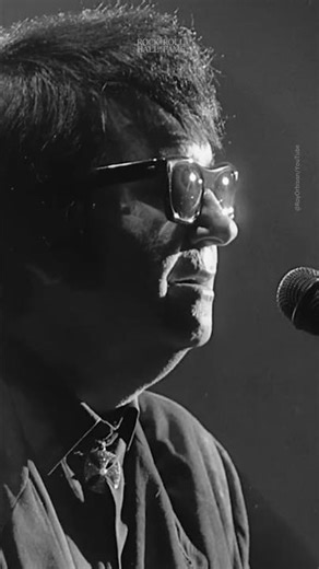 Roy Orbison Performs "In Dreams" for 1988 Concert Film