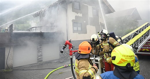 Flammen-Inferno in Tenneck: Wohnhaus brennt an Christi Himmelfahrt lichterloh – 120 Floriani im Einsatz