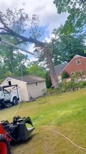 Daily Safety Fails🤯This is WHY You Wear Fall Protection – Contractor Falls From Bucket Truck😳#fails