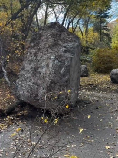 ROCKSLIDE WARNING ⚠️: A rockslide near Bridal Veil Falls in Provo Canyon prompted officials to close the nearby trail and park. Rocks continued falling along the trail, and visitors were asked to avoid the area while crews assessed the damage. #rockslide #danger #Utah #foxweather